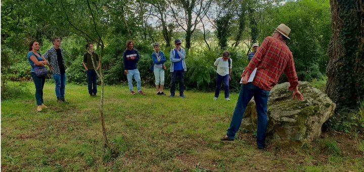 Visites guidées des chemins d'Eléonore. Visite d'un petit coin de nature riche en biodiversité dans le Morbihan.